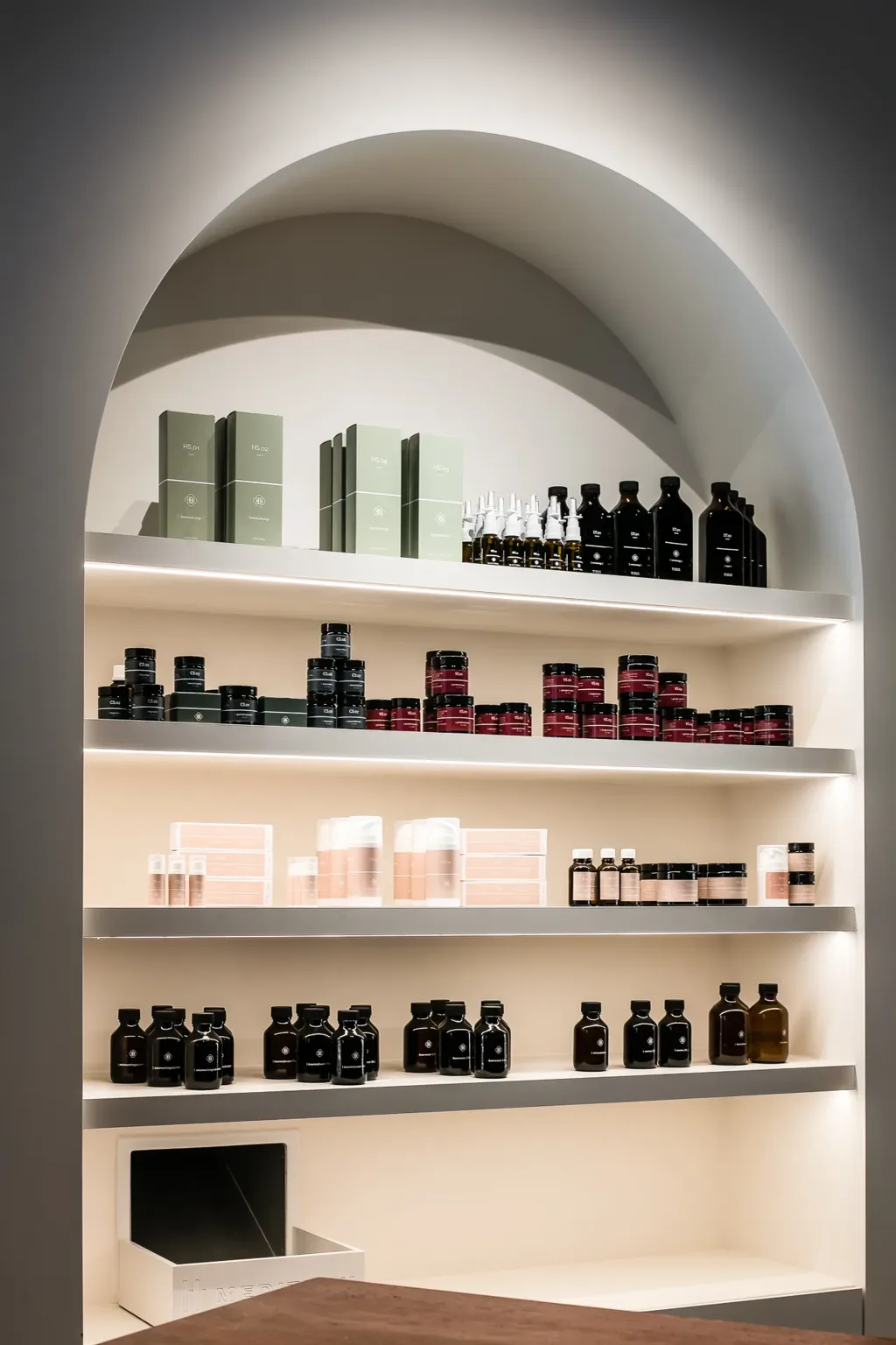 Verlichte nis met producten in de apotheek